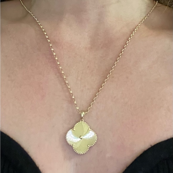 yellow gold 18 karat pendant.
5.22 grams of pure 18 k yellow gold. - Picture 9 of 11